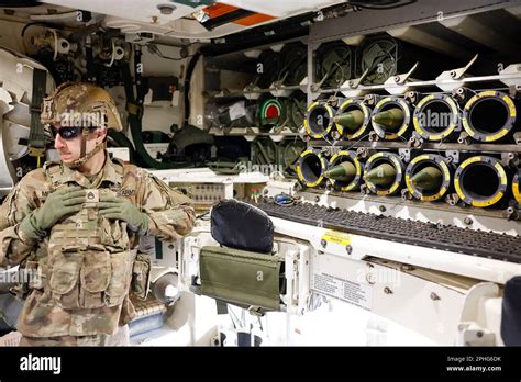 28 March 2023, Bavaria, Grafenwöhr: A U.S. soldier stands in an M109A7 ...