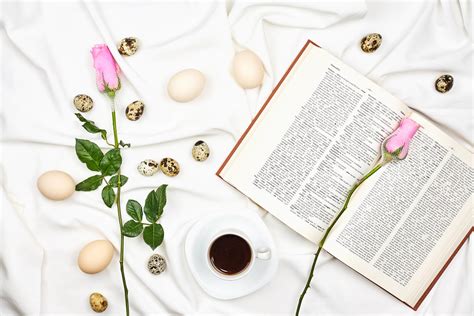 Easter morning with a cute rose flowers, black coffee and book - Creative Commons Bilder