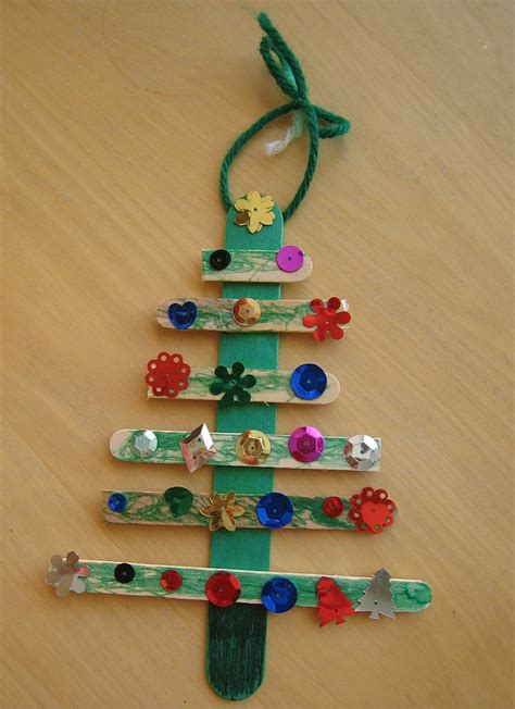 Christmas Tree Craft: Preschool/Elementary Holiday Craft | mommyapolis