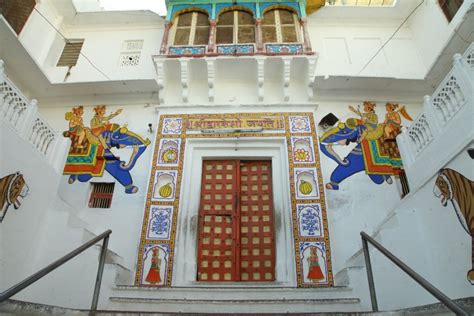 Nathdwara Paintings: Shrinathji Cult, Haveli Traditions and Bazaars ...