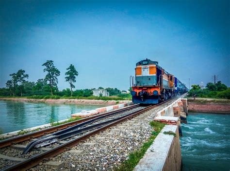 Trein Door Bomen Tegen Blauwe Hemel · gratis stockfoto