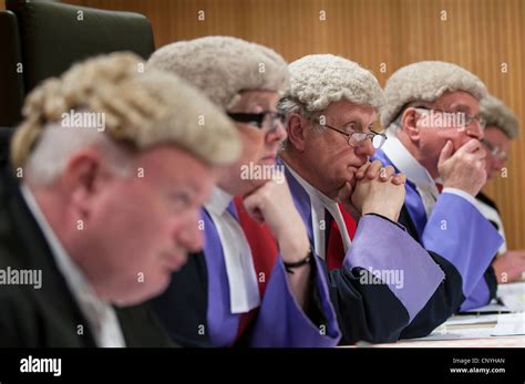 Judges sitting -Fotos und -Bildmaterial in hoher Auflösung – Alamy