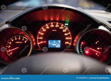 Détail Avec Les Mesures Sur Le Tableau De Bord D'une Voiture Image stock - Image du affichage ...