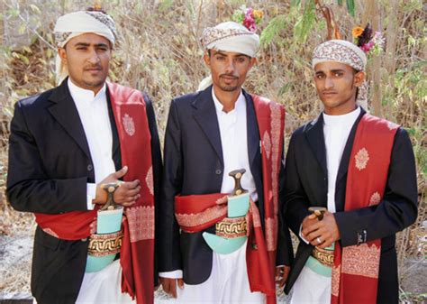 Yemeni traditional dress. Yemen is a country with a remarkably diverse fashion | Yemeni clothes ...