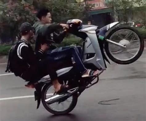 Cách Bốc Đầu Xe Máy 🏍 Chuẩn Kỹ Thuật Cho “Hạng Gà”