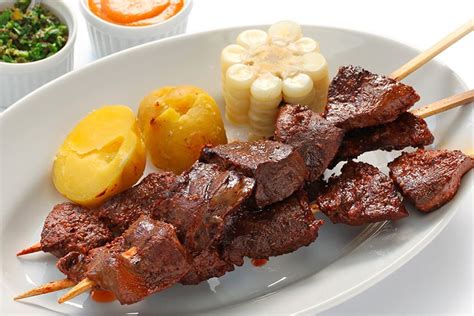 Receta tradicional para preparar unos anticuchos peruanos con patata ...