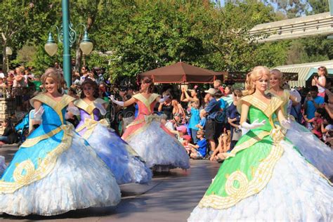 Disney Parade at Disneyland Editorial Image - Image of classic ...