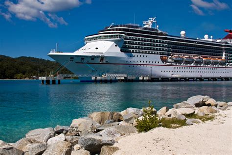 File:Cruise Ship Carnival Legend docked in Roatán, Honduras - December ...