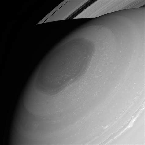 Saturn's Polar Vortex Stuns in New Photo | Space