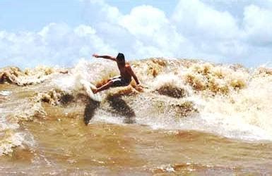 Fogonazos: Pororoca: surfing the Amazon