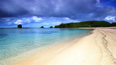 Pantai Kuta - Lombok Dengan Butiran Pasir Putih | Tanah Surga