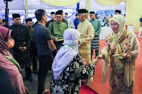 Agong, Permaisuri berbuka puasa bersama rakyat (Berita Harian | 28 Mac 2023) – UMPSA Library