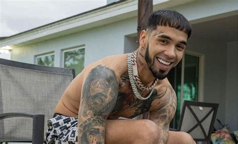 Anuel AA enseñó su tatuaje de Karol G y dejó un inesperado mensaje ante el público