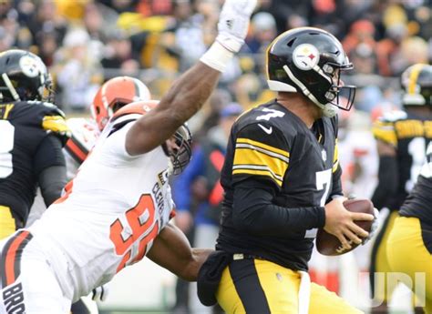 Photo: Browns Myles Garrett Sacks Steelers QB Ben Roethlisberger - PIT20181028107 - UPI.com