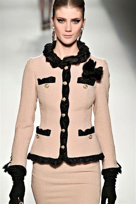 Classic Chanel Suit | Clothes, Womens fashion, Fashion