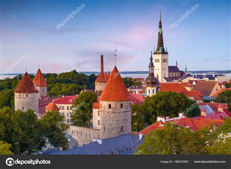 Tallinn, Estónia Skyline Histórico — Fotografias de Stock © sepavone ...