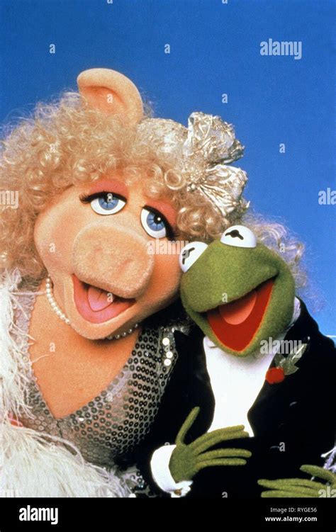 MISS PIGGY, KERMIT THE FROG, THE MUPPET SHOW, 1976 Stock Photo - Alamy