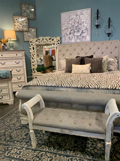 Sleigh with this bed!#bed #sleigh in 2020 | Upholstered headboard, Bedroom styles, Upholstered ...