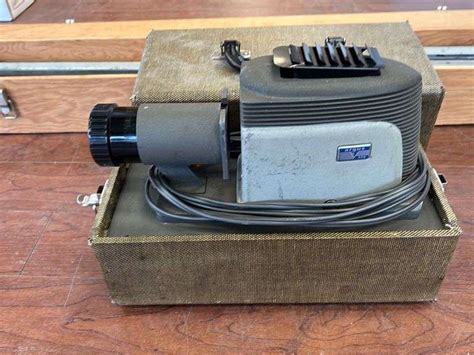 Slide projector + screen - Integrity Auctioneers