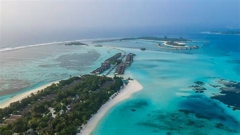 Resorts in Maldives. Four Seasons Kuda Huraa - Janusz Galka Milesaway