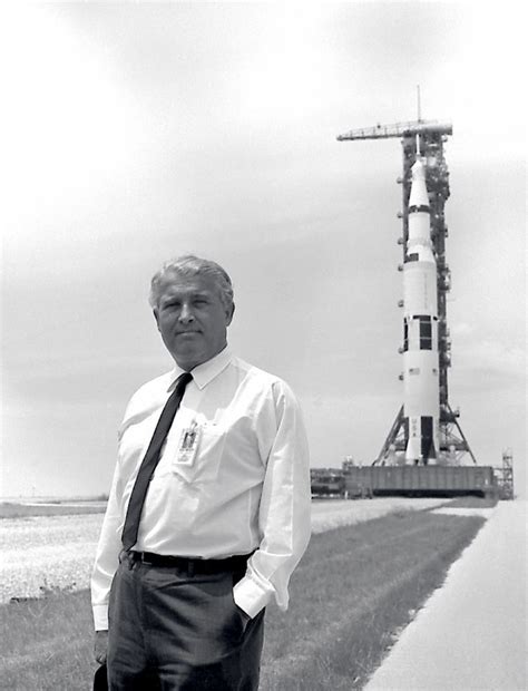 WERNHER VON BRAUN IN FRONT OF THE APOLLO 11 SATURN V - 8X10 NASA PHOTO ...