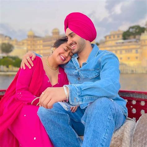 Neha Kakkar- Rohanpreet Singh Liplock: প্যারিসে প্রেমে মজেছেন নেহা-রোহনপ্রীত! Viral,জুটির 'লিপলক ...