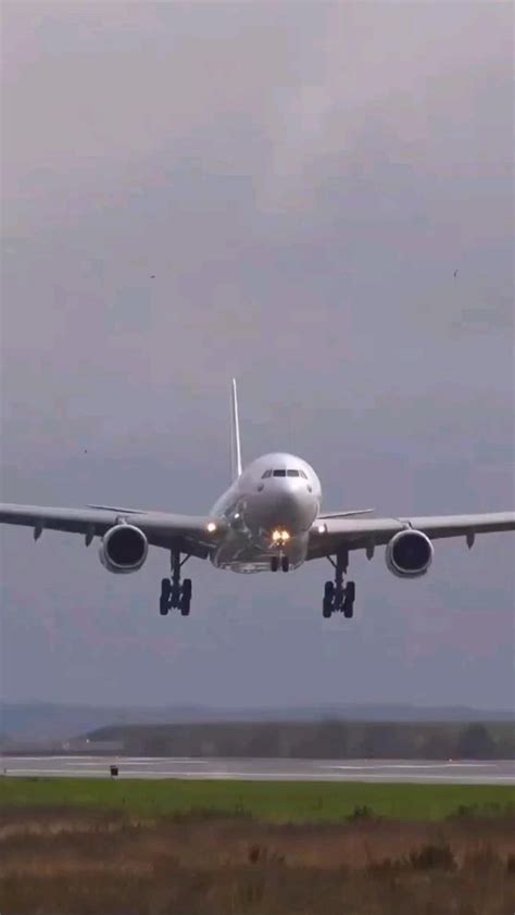 Amazing View Of Airplane Landing | Airplane landing, Vintage aircraft, Pilots aviation