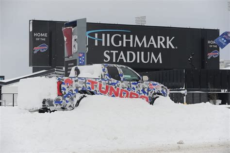 WATCH: Bills Players Have To Dig Out Their Cars After Returning To ...