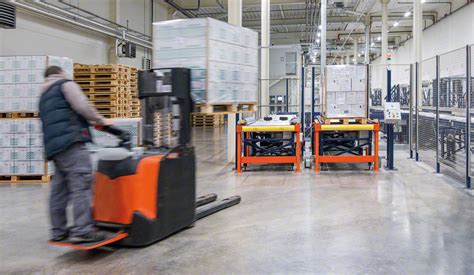 Warehouse machines: one for each operation - Interlake Mecalux