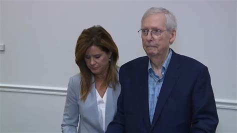 Senate Minority Leader Mitch McConnell appears to freeze while speaking ...