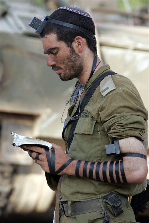 File:IDF soldier put on tefillin.jpg - Wikimedia Commons