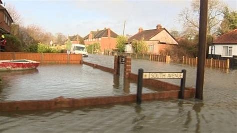 Streets become rivers as flood levels rise in Egham - ITV News