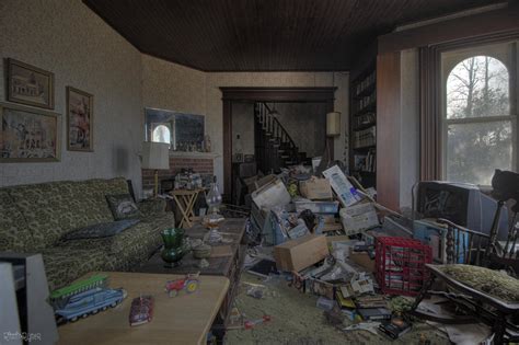 Abandoned Time Capsule/Hoarder House in Ontario [5192 x 3453] [OC] : r/AbandonedPorn