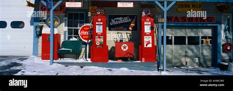 Vintage gas station hi-res stock photography and images - Alamy