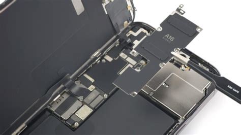 iPhone 14 Pro Max Teardown Reveals How Apple Wasted The Space of the ...