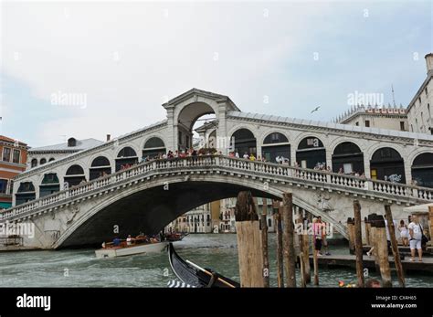 The Iconic historic Rialto Bridge crossing the Grand Canal, Rialto ...