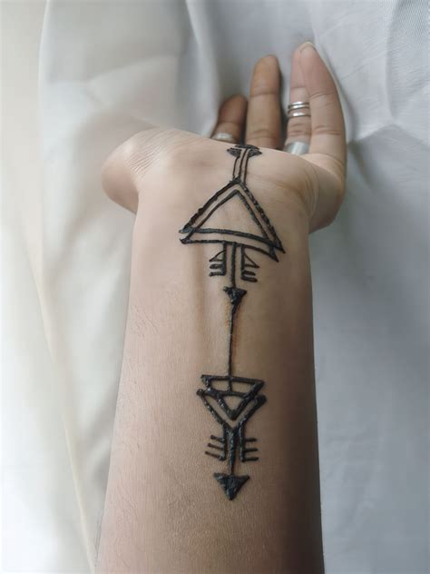 18 Henna Wrist Tattoos That Are Very Cute - Styleoholic