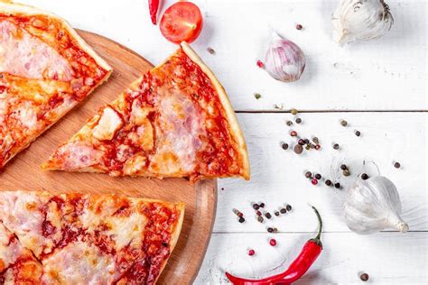Flat lay composition with pizza and ingredients on wooden background - Creative Commons Bilder