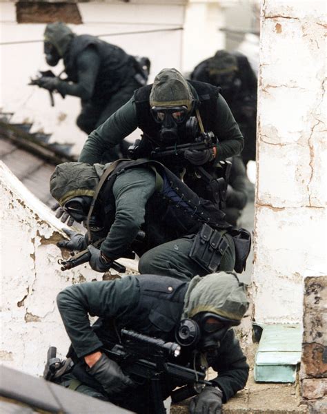 SAS members during the Iranian embassy siege in 1980 [2817×3575] : r ...