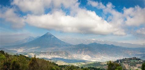 Vista Panorámico De La Cordillera Volcánica Cerca De Antigua En Guatemala Imagen de archivo ...