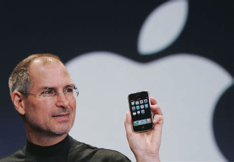 La demo en la que Steve Jobs presentó el iPhone en 2007 fue un milagro (con mucho truco)