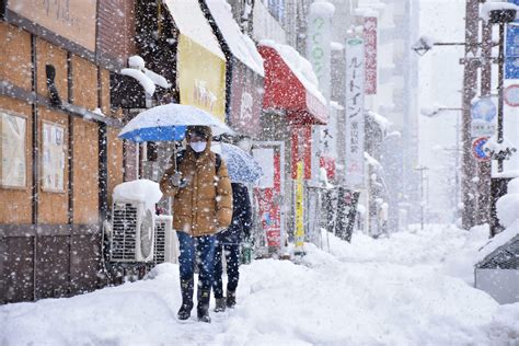 Heavy snow causes travel chaos in Japan