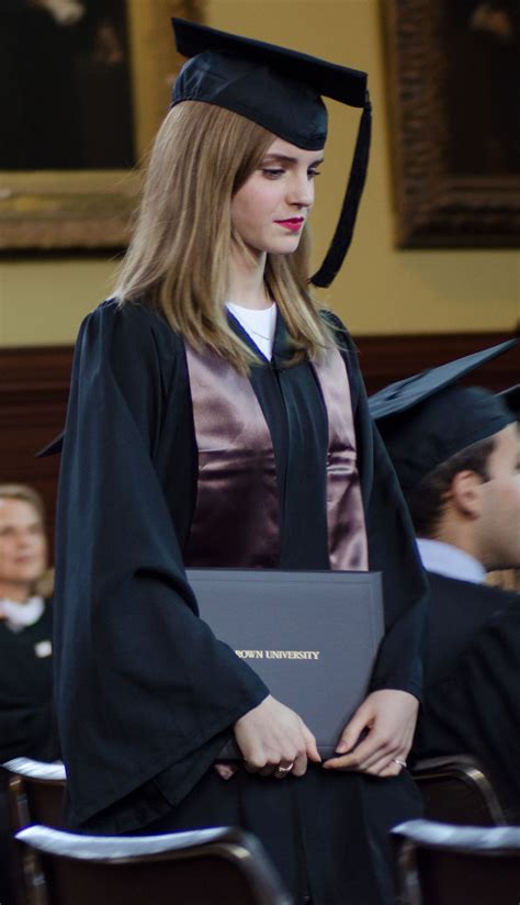 Looking back at Emma Watson's legendary graduation photo: Her dazzling beauty surpasses ordinary ...