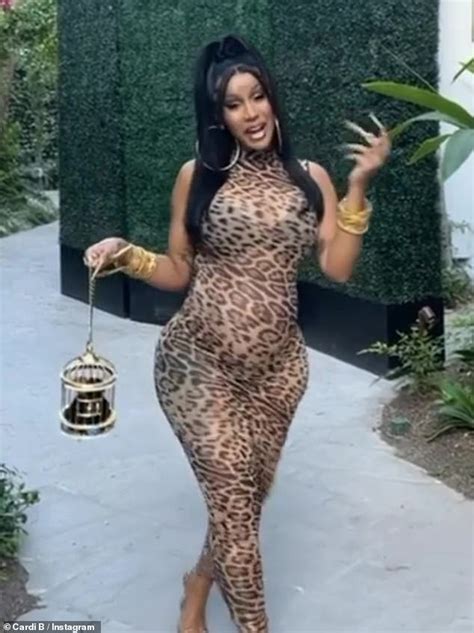 Cardi B présente son bébé en pleine croissance dans une robe léopard ...