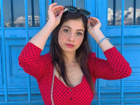 Starlet Arcade: Yusra Mardini swimming