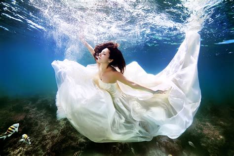 Brides Literally Take The Plunge For Stunning Underwater Portraits | Underwater wedding ...