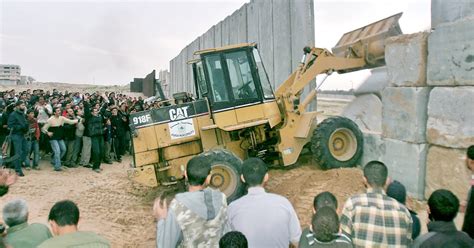 Two killed in chaos at Gaza-Egypt border wall