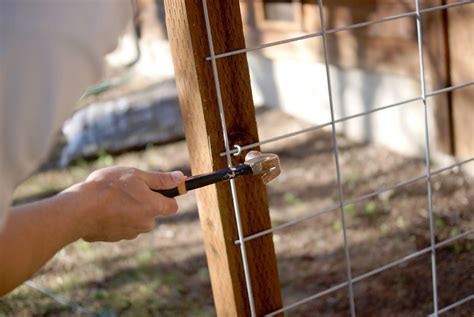 Simple Hog Wire Fence Ideas — New Home Trends | Front yard fence, Hog wire fence, Front yard