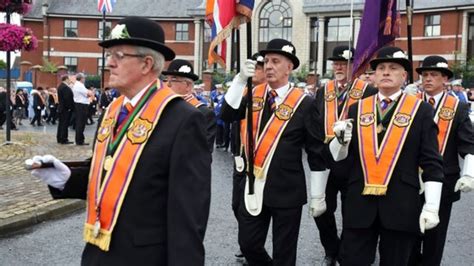 Orange Order: Thousands take part in annual Twelfth parades - BBC News