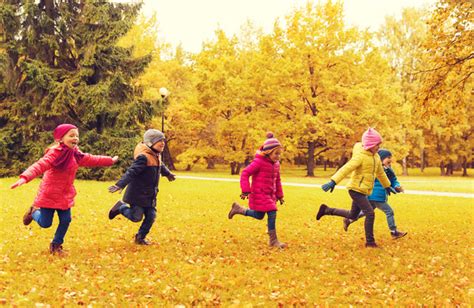 HD picture Happy children playing autumn leaves 02 free download